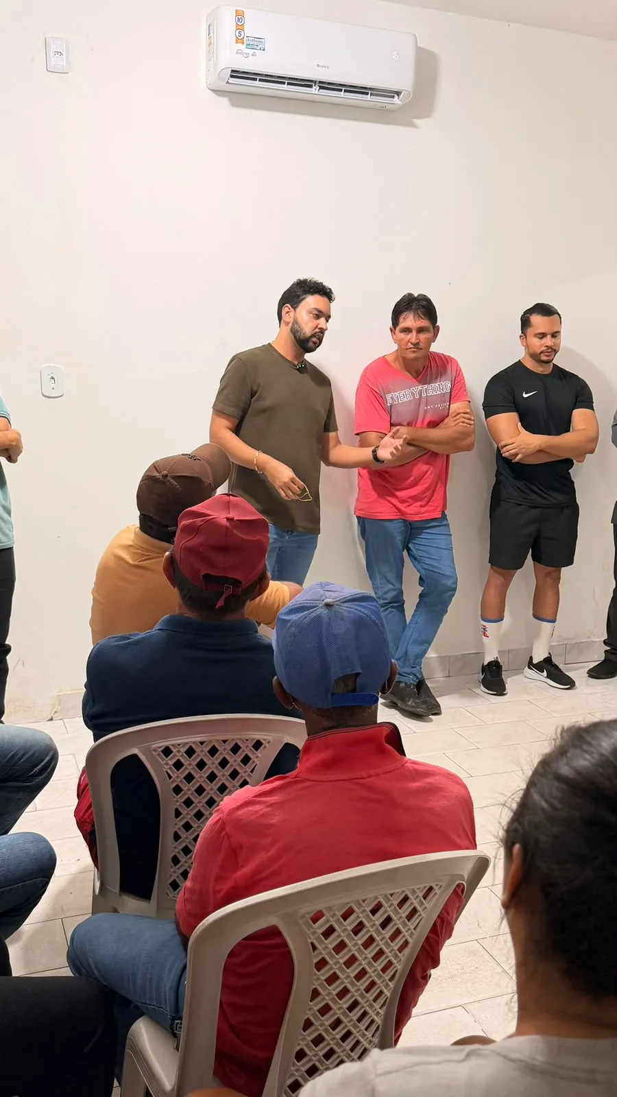 Apresentação conduzida diante de agricultores e familiares sentados