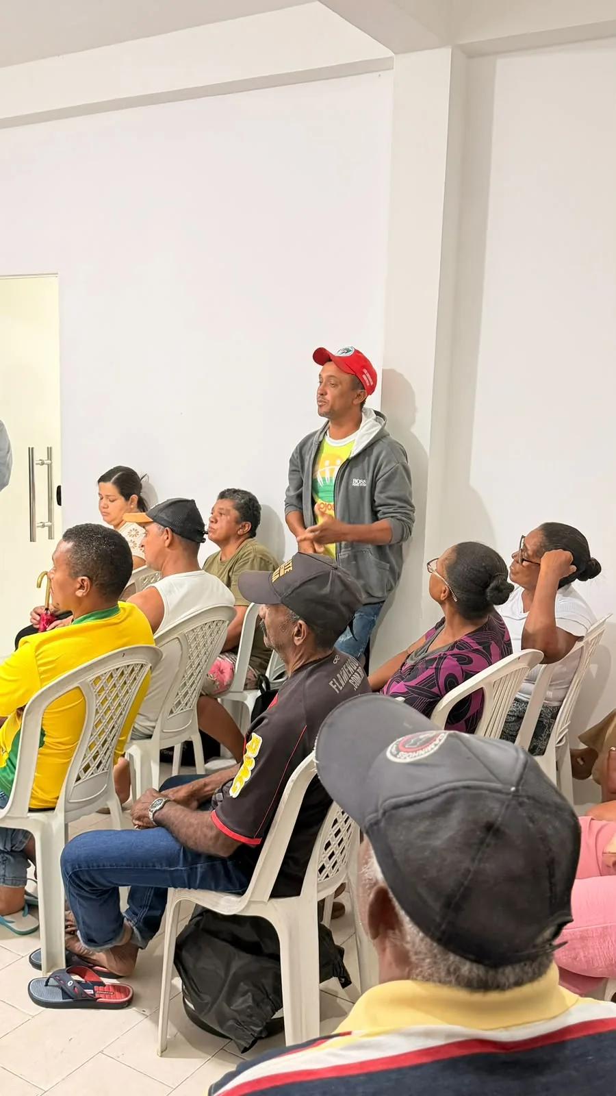 Participante em pé se manifestando diante de pessoas sentadas