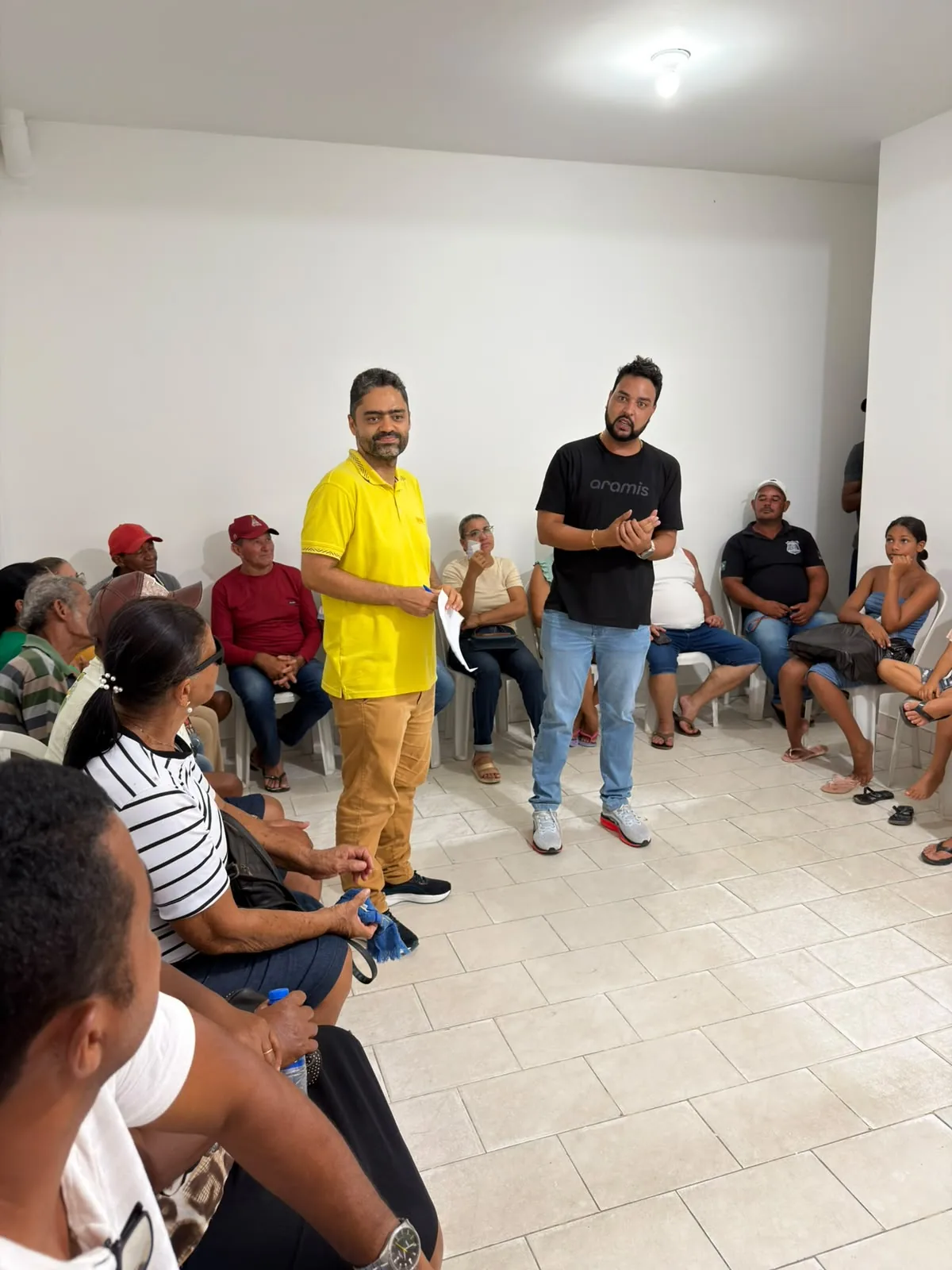 Apresentação conduzida diante de agricultores e famílias reunidas