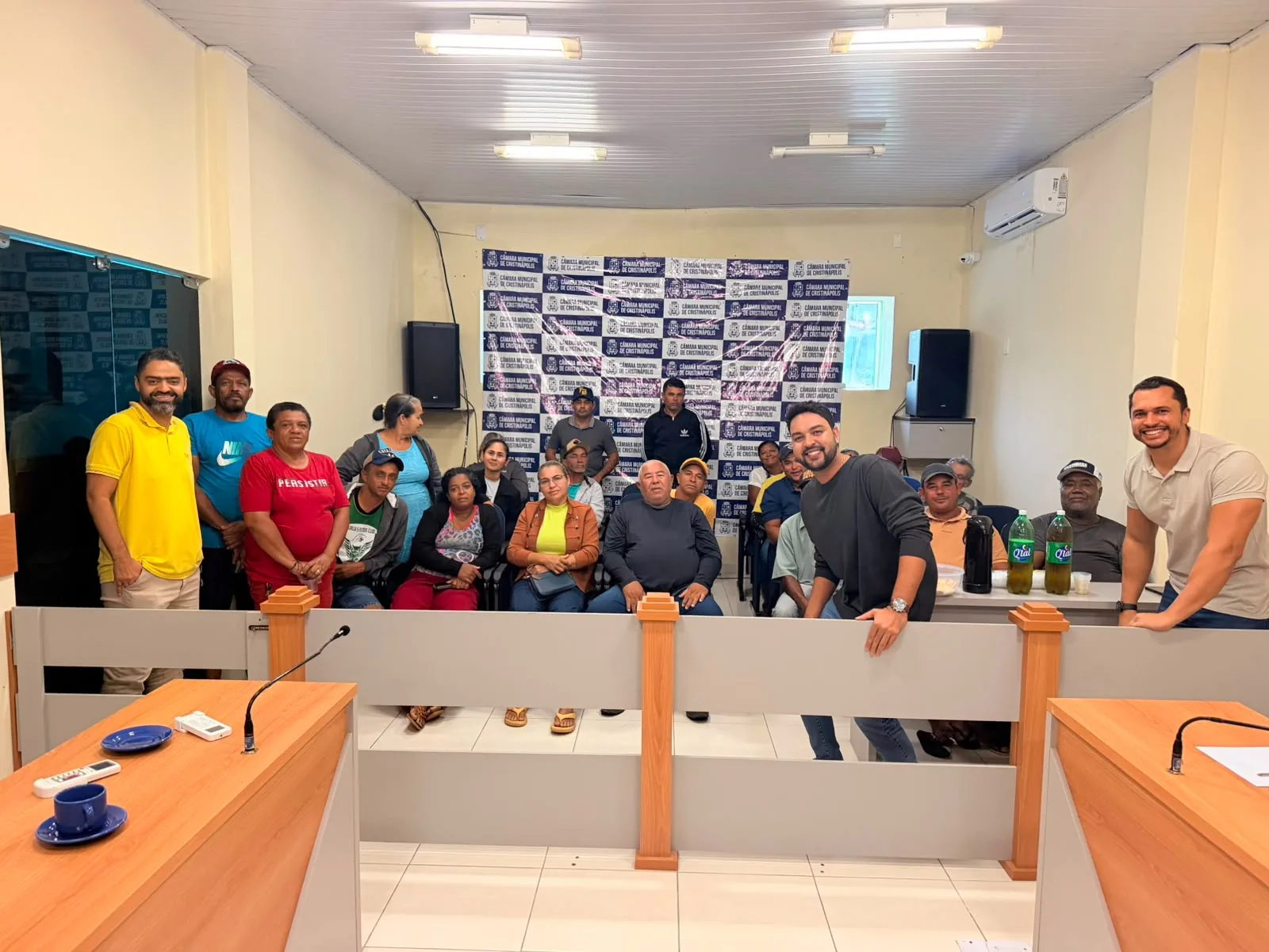 Participantes reunidos após atividade comunitária em plenário
