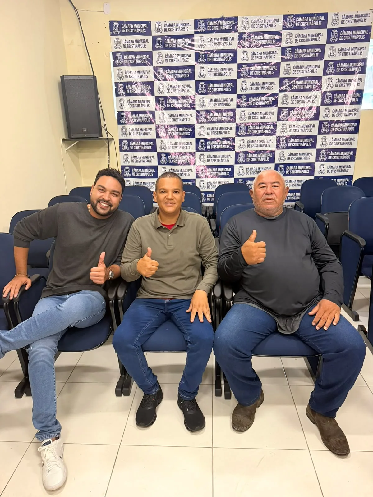 Três participantes sentados após encontro comunitário