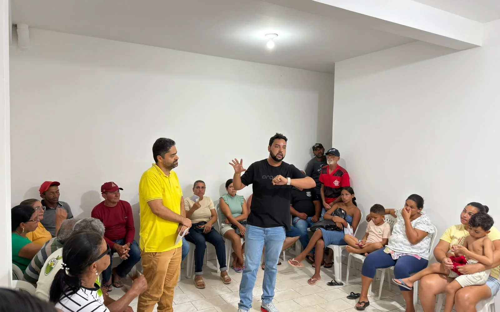 Agricultores e famílias reunidos em encontro comunitário